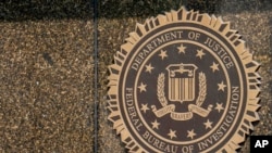 资料照片：在华盛顿联邦调查局胡佛大楼看到的印徽。(2023年6月9日)