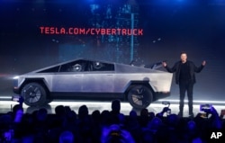 FILE - CEO Tesla Elon Musk memperkenalkan Cybertruck di Hawthorne, California, 21 November 2019. (AP/Ringo H.W. Chiu)