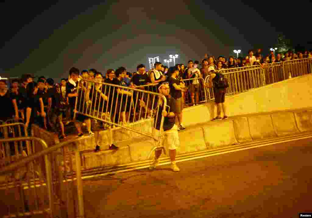 Protesters try to block an avenue outside the offices of Hong Kong's Chief Executive Leung Chun-ying in Hong Kong, Oct. 2, 2014. 