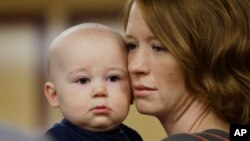 Dženifer Vonakat i njen osmomesečni sin na skupu povodom pružanja podrške predlogu zakona za obaveznu vakcinaciju dece, Kalifornija 4. februar 2015.