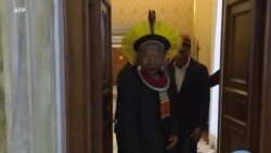 Le pape François reçoit le chef indien Raoni