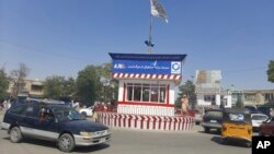 د طالبانو د حکومت د کورنیو چارو وزارت ویلي چې د کندز په ولایت کې د کابل بانک د څانګې مخ ته په شوي ځانمرګي برید کې لږ ترلږه پنځه کسان مړه شوي او اوه نور ټپیان شوي دي. 