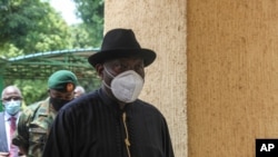 Former Nigerian president and mediator for ECOWAS, Goodluck Jonathan, arrives to meet with Col. Assimi Goita, who has declared himself the leader of the National Committee for the Salvation of the People, Aug. 24, 2020.