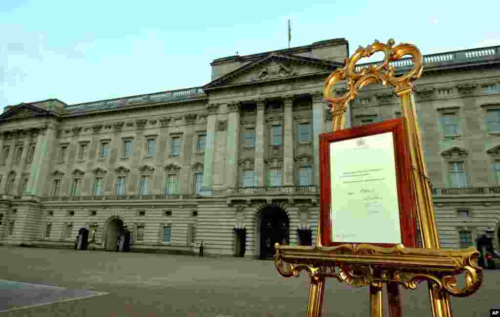 Sebuah kayu penyangga yang ditaruh di depan Istana Buckingham membawa dokumen resmi yang mengumumkan kelahiran bayi lelaki dari pasangan Duke dan Duchess of Cambridge di Rumah Sakit St Mary&#39;s (22/7).&nbsp;(AP/John Stillwell)