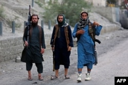 Personel keamanan bersenjata Taliban berpose di dekat gerbang tertutup perbatasan Torkham antara Afghanistan dan Pakistan di Provinsi Nangarhar timur Afghanistan pada 6 September 2023. (Foto: AFP)