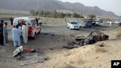 អ្នកស្មគ្រ័ចិត្ត​ឈរក្បែរកំទេចរថយន្តដែលក្នុងនោះ​លោក Mansour កំពុង​ធ្វើដំណើរនៅក្នុង​តំបន់​ Ahmed Wal