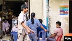 អ្នក​រស់នៅ​ក្នុងបរិវេណ​វត្ត​ប្រយូរវង្ស​ ប្រមូល​ផ្តុំ​គ្នា បើទោះបីជារដ្ឋាភិបាលបានណែនាំឲ្យពលរដ្ឋរក្សាគម្លាតពីគ្នា នៅរាជធានីភ្នំពេញ កាលពី​ថ្ងៃសុក្រ​ ទី៣ ខែមេសា ឆ្នាំ២០២០។ (ទុំ ម្លិះ/VOA)