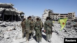 17일 이슬람 무장조직 IS로부터 시리아 락까를 탈환한 시리아민주군(SDF) 대원들이 국립병원 인근을 순찰하고 있다.