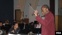 Michael Morgan giving a lecture and master class to students at the Conservatory of Vocal and Instrumental Arts, a music charter school in Oakland, California. (J. Mar/VOA).