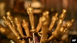 รูปปั้นออสการ์เคลือบช็อกโกแลตสีทองถูกถ่ายภาพในระหว่างการแถลงข่าวก่อนงาน Oscars Governors Ball 25 ก.พ. 2025 (Photo by Richard Shotwell/Invision/AP)