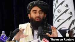 Juru bicara Taliban Zabihullah Mujahid dalam konferensi pers pertama rezim Taliban di Kabul hari Selasa (17/8). 