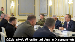 乌克兰总统泽连斯基(左)在乌克兰首都基辅会见德国国防部长鲍里斯·皮斯托瑞斯。(2025年6月12日)