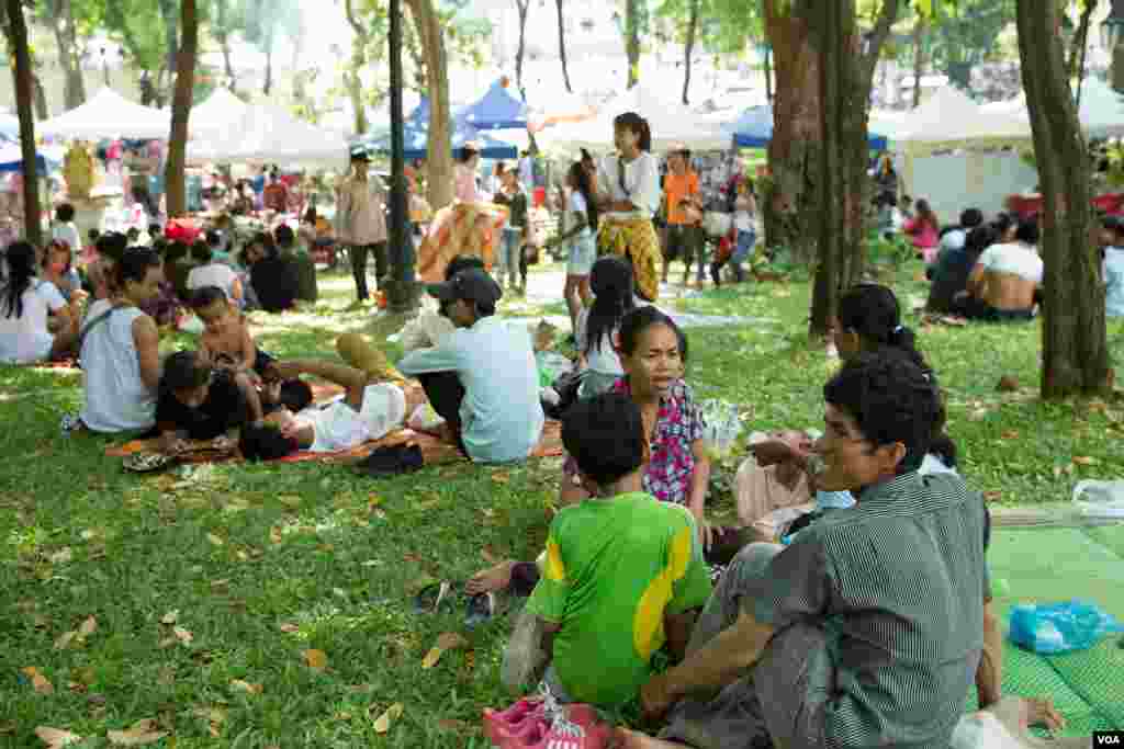 ប្រជាជន​ខ្មែរ​អង្គុយ​លើ​ស្មៅនៅ​​រមណីយដ្ឋាន​វត្តភ្នំ អំឡុង​កម្មវិធីសង្រ្កាន្ត​វត្ត​ភ្នំដើម្បី​​អបអរ​ពិធី​បុណ្យ​ចូល​ឆ្នាំ​ប្រពៃណី​ខ្មែរ​នៅ​ក្នុង​ថ្ងៃទីពីរ កាលពី​ថ្ងៃទី​១៥ ខែមេសា ឆ្នាំ២០១៩ ក្នុង​រាជធានី​ភ្នំពេញ ប្រទេស​កម្ពុជា។(ទុំ ម្លិះ/VOA)