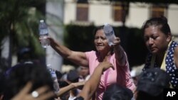 Stanovnici Tapačule u Meksiku dele vodu migrantima koji se kreću ka SAD