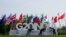 Sejumlah pekerja sedang memasang logo G20 menjelang pertemuan tingkat tinggi kelompok itu di Gandhinagar, India, 13 Juli 2023. (Foto: Ajit Solanki/AP Photo)