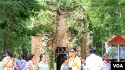 Tourists visit Sambor Prei Kuk temple complex, Kampong Thom, Cambodia, July 13, 2017. (Sun Narin/VOA Khmer) 