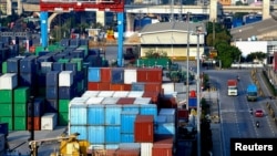 Tumpukan kontainer di Pelabuhan Tanjung Priok, di Jakarta, 3 Agustus 2020. (Foto: Reuters)
