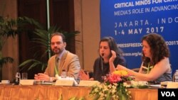 Sophie Busson (កណ្តាល) ប្រធាន​ផ្នែក​តស៊ូ​មតិ​ប្រចាំ​តំបន់​អាសុី​បា៉សុីហ្វិក​ នៃ​អង្គការ​អ្នកសារព័ត៌មាន​គ្មាន​ព្រំដែន​ ដែល​មាន​មូលដ្ឋាន​ក្នុង​ប្រទេស​បារាំង​ ថ្លែង​នៅ​ក្នុង​កិច្ច​ពិភាក្សា​មួយ​ ក្នុង​​ទិវា​សេរីភាព​សារព័ត៌មាន​អន្តរជាតិ​ នៅក្នុង​ទីក្រុង​ចាកាតា​ នៃ​ប្រទេស​ឥណ្ឌូនេសុី​ កាលពី​ថ្ងៃទី៣​ ខែឧសភា​ ឆ្នាំ​២០១៧។ (ហ៊ាន សុជាតា/VOA)