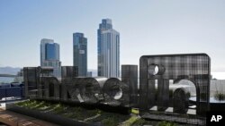 A sculpture of LinkedIn's logo is seen on a terrace outside the offices of the business-oriented social network, in San Francisco, California, Sept. 22, 2016.
