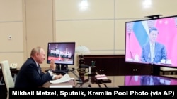 블라디미르 푸틴 러시아 대통령이 15일 모스크바에서 시진핑(오른쪽 화면) 중국 국가주석과 화상으로 회담하고 있다.