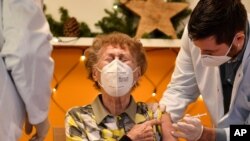 27일 독일 쾰른의 한 양로원에서 화이자-바이오엔테크 사가 개발한 신종 코로나바이러스 백신 접종이 시작됐다.