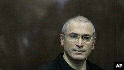 Mikhail Khodorkovsky saat berada di pengadilan Moskow, Rusia, 30 Desember 2010 (Foto: dok). 