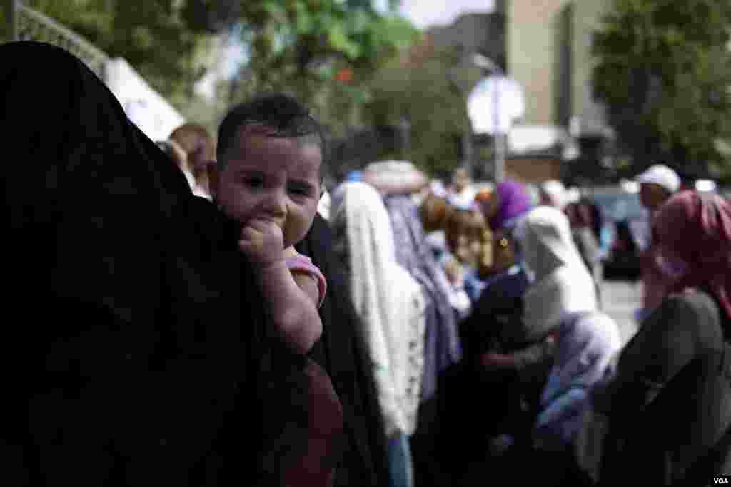 Women came with their children to take part in the historic poll, Cairo, Egypt, May 23, 2012. (Y. Weeks/VOA)