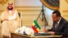 ጠቅላይ ሚኒስትር አብይ አሕመድ በሳዑዲ አረቢያ አልጋ ወራሽ ሞሐመድ ቢን ሳልማን እማኝነት የኢትዮጵያና የኤርትራ የስምምነት ሠነድ ላይ ፊርማቸውን ሲያኖሩ /ፎቶ - ከሳዑዲ ፕሬስ ኤጀንሲ የተገኘ - ኢንተርኔት - ጂዳ፣ ሳዑዲ አረቢያ፤ መስከረም 2011 ዓ.ም/