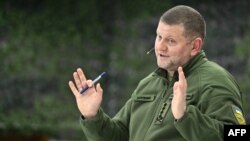 Panglima Angkatan Bersenjata Ukraina Valeriy Zaluzhnyi memberi isyarat saat berbicara dalam konferensi pers di Kyiv pada 26 Desember 2023. (Foto: AFP)