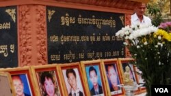 រូបឯកសារ៖ រូប​ថត​ជន​រងគ្រោះ​នៅ​ឯ​ចេតិយ​​រំឭក​ព្រឹត្តិការណ៍​​គប់​គ្រាប់​បែក​កាល​ពី​ឆ្នាំ​ ១៩៩៧។