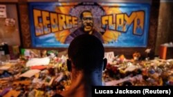 Seorang pria membacakan puisi untuk menghormati George Floyd, di tempat dia ditahan, di Minneapolis, Minnesota, AS, 1 Juni 2020. (Foto: REUTERS/Lucas Jackson)