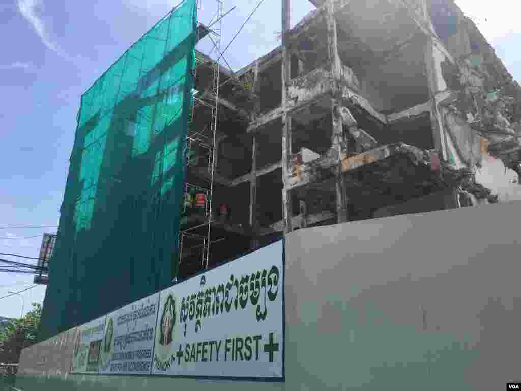 អគារប៊ូឌីញ​ ឬ​ "អគារ ស​" ក្នុង​ដំណើរ​ការ​វាយកម្ទេច​ក្នុង​រាជធានី​ភ្នំពេញ​ នាថ្ងៃទី​២៤​ ខែសីហា​ ឆ្នាំ២០១៧។ ​អគារ​ប៊ូឌីញ​ កសាង​ឡើង​ក្នុង​អំឡុង​ឆ្នាំ១៩៦០​ ហើយ​អគារ​នេះ​ចាប់ផ្តើម​វាយកម្ទេច​នា​ខែ​ កក្កដា​ ឆ្នាំ​២០១៧។ (ហ៊ាន សុជាតា/VOA)