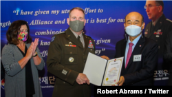 로버트 에이브럼스 한미연합사령관 겸 주한미군사령관이 13일 서울에서 열린 환송행사에서 정승조 한미동맹재단회장으로 부터 감사장을 받았다. 사진 = Robert Abrams / Twitter.
