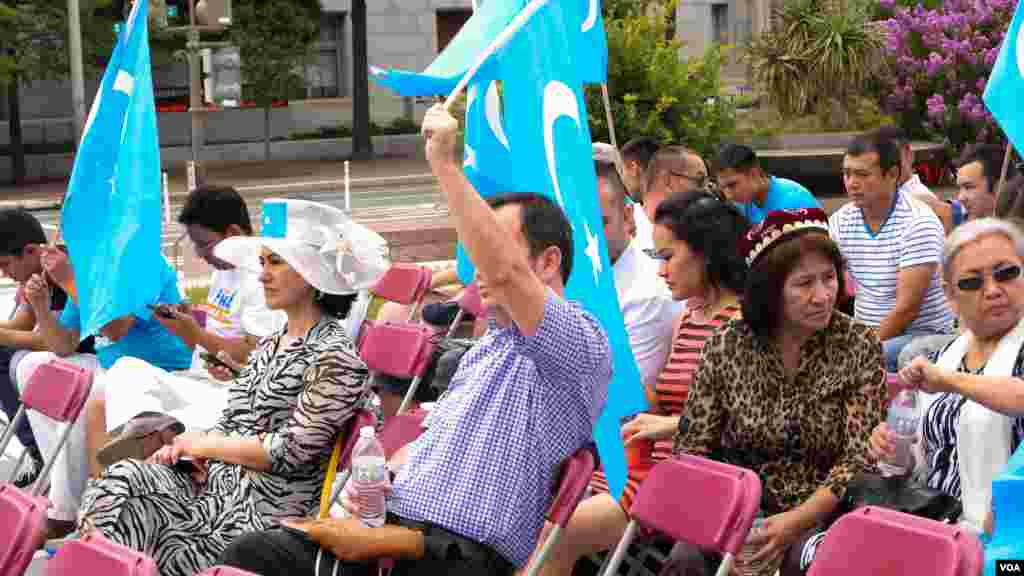 Vashingtonda Uyg&#39;ur madaniy festivali. Tadbirdan so&#39;ng jamoa Xitoy elchixonasi qarshisida norozilik namoyishi o&#39;tkazdi, Vashington, 3-avgust, 2014-yil. Odil Ruzaliev surati