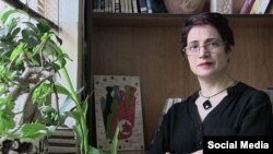 نسرین ستوده وکیل دادگستری و فعال حقوق بشر به ۳۳ سال زندان محکوم شده است. 