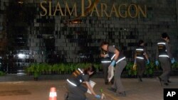 Polisi Thailand melakukan pemeriksaan di lokasi ledakan di pusat perbelanjaan Siam Paragon di Bangkok, Thailand, Minggu (1/2) malam.