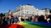 Para aktivis LGBTQ melakukan aksi unjuk rasa di depan Parlemen Hungaria di Budapest untuk menolak UU yang melarang penggambaran homoseksualitas pada anak di bawah 18 tahun, Senin (14/6).
