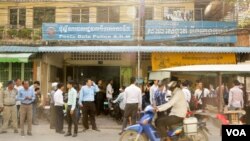 ការិយាល័យ​ចុះ​ឈ្មោះ​បោះឆ្នោត​មួយ​ ក្នុង​រាជធានី​ភ្នំពេញ ​កាល​ពី​ថ្ងៃ​ទី​១ ខែ​កញ្ញា ឆ្នាំ២០១៦។ (ហ៊ាន ​សុជាតា​/VOA)