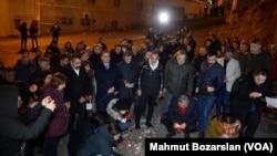 Diyarbakır’da bu yıl anma etkinliği 77 kişinin hayatını kaybettiği Serin-2 apartmanının enkazının kaldırıldığı yerde yapıldı.