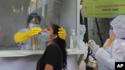 រូបឯកសារ៖ បុគ្គលិក​សុខាភិបាល​ម្នាក់​យក​សំណាក​ពី​ក្នុង​ច្រមុះ​របស់​​អ្នក​ទៅ​ធ្វើ​តេស្ត​រក​ជំងឺ​កូវីដ១៩​ម្នាក់​នៅ​ក្រុង​ Hyderabad ប្រទេស​ឥណ្ឌា ថ្ងៃ​ទី២៨ ខែសីហា ឆ្នាំ២០២០។ 