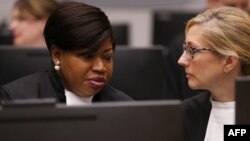 រូបឯកសារ៖ លោកស្រី​ Fatou Bensouda​ រដ្ឋអាជ្ញា​នៃ​តុលាការ​ព្រហ្មទណ្ឌ​អន្តរជាតិ (ICC) អង្គុយពិភាក្សាជាមួយសហការីនៅក្នុងបន្ទប់សវនាការប្រចាំតុលាការ ICC នៅទីក្រុងឡាអេ ប្រទេសហូឡង់ កាលពីថ្ងៃទី ៨ ខែកក្កដា ឆ្នាំ ២០១៩។ 