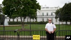 Agen Rahasia AS berjaga-jaga di kawasan Pennsylvania Avenue di depan Gedung Putih, Washington. (Foto: dok.)