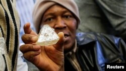 Stanovnik Sijera Leonea drži "Dijamant mira" pred aukciju u Njujorku, REUTERS/Eduardo Munoz 