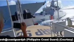 菲律宾海警公布的视频显示，在斯卡伯勒浅滩(菲律宾称马辛洛克岛，中国称黄岩岛)以东约10.5海里，在追逐菲律宾海警船时，中国海警船和中国海军驱逐舰相撞。(2025年8月11日)