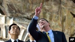 방한 중인 애슈턴 카터 미국 국방장관(오른쪽)이 10일 한민구 한국 국방장관과 함께 천안함 선체가 전시된 2함대 사령부를 방문하고, 희생 장병을 추모했다.