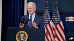 조 바이든 미국 대통령이 16일 백악관에서 중국 정찰 풍선과 미확인 비행체들에 관해 연설하고 있다.  