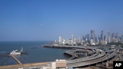 Pemandangan proyek jalan pesisir di Mumbai, India, 1 Februari 2024. Bank Pembangunan Asia (ADB) dalam laporan terbaru memproyeksikan India masih menjadi mesin pertumbuhan ekonomi untuk 2024. (Foto: Rajanish Kakade/AP Photo)