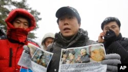 한국의 탈북자단체인 '자유북한운동연합' 박상학 대표(가운데)와 회원들이 지난 2011년 12월 파주 임진각 인근에서 북한으로 날려보낼 전단을 공개하고 있다. (자료사진)