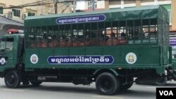 រូបឯកសារ៖ រថយន្ត​ដឹក​ជន​ជាប់ចោទ​ក្នុងសំណុំរឿង​លោក រ៉ុង ឈុន និង​អ្នកជាប់ឃុំ​ដទៃ​ទៀត​ចាក​ចេញ​ពី​សាលា​ដំបូង​រាជធានី​ភ្នំពេញ​ ថ្ងៃទី​៣១ ខែសីហា​ ឆ្នាំ​២០២១។ (ហ៊ុល រស្មី/វីអូអេ)​