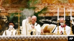 Paus Fransiskus memimpin Ibadah Paskah di Basilika Santo Petrus yang nyaris kosong karena pembatasan untuk meredam penyebaran virus corona, Vatikan, Sabtu, 3 April 2021. 